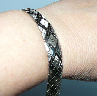 Einzelstück, Vintage-Armband, Teppicharmband, Glieder-Armband mit Stiftbewegungen wirkt eher wie Armreif, aus massivem 835 Silber, poliert und sattiniert, 19,5 cm lang, Kastenschloß mit 2 Sicherheitsachten, um 1970 -	Nur erhältlich bei www.danilogold-shop.de