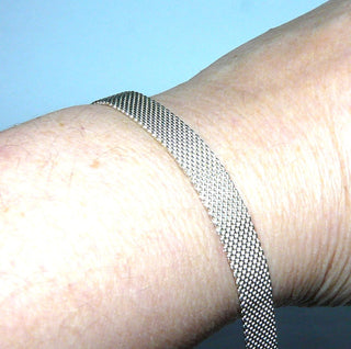 Vintage-Einzelstück, Silberarmband, Teppicharmband, Milanese-Geflecht aus massiv 925 Silber, poliert, 17 cm lang, mattierter Klappverschluß, um 1980-1990 - Goldschmiede Danilo