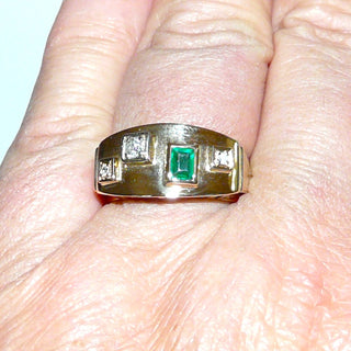 handgefertigtes Einzelstück, Vintage, Unikat Smaragd-Ring aus 585 Gelbgold mit einem Smaragd-Baguette + 3 Altschliff-Diamanten von zusammen 0,10 Karat, typisches Design für die Zeit um 1960, Ringweite 58 -	Unikate und Pretiosen nur erhältlich im Onlineshop der Goldschmiede Danilo!