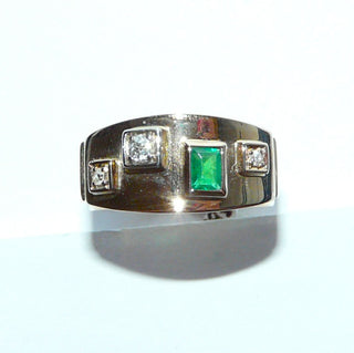 handgefertigtes Einzelstück, Vintage, Unikat Smaragd-Ring aus 585 Gelbgold mit einem Smaragd-Baguette + 3 Altschliff-Diamanten von zusammen 0,10 Karat, typisches Design für die Zeit um 1960, Ringweite 58 -	Unikate und Pretiosen nur erhältlich im Onlineshop der Goldschmiede Danilo!