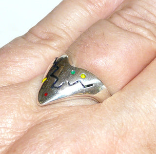 Vintage-Einzelstück, Silberring in V-Form mit rotem, gelben, dunkelblauen & grünen Lack aus 925 Silber, Ringweite 59, um 1980 - Goldschmiede Danilo