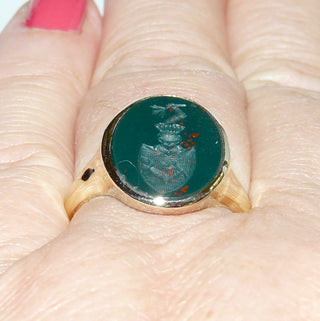 handgearbeitetes Einzelstück, Vintage-Unikatring, klassischer Herrenring, Siegelring aus massivem 585 Gold mit einer grün-roten, ovalen, schön gemaserten, eher selten verarbeiteten Heliotrop-Platte, darin vertieft eingearbeitet eine Wappengravur, poliert, um 1950, Ringweite 58 -	Handgefertigtes Unikat! Nur im Onlineshop von Juwelier & Goldschmiede Danilo!