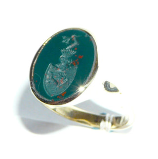 handgearbeitetes Einzelstück, Vintage-Unikatring, klassischer Herrenring, Siegelring aus massivem 585 Gold mit einer grün-roten, ovalen, schön gemaserten, eher selten verarbeiteten Heliotrop-Platte, darin vertieft eingearbeitet eine Wappengravur, poliert, um 1950, Ringweite 58 -	Handgefertigtes Unikat! Nur im Onlineshop von Juwelier & Goldschmiede Danilo!