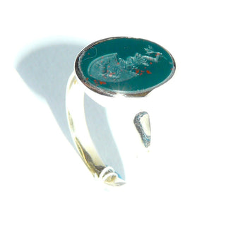 handgearbeitetes Einzelstück, Vintage-Unikatring, klassischer Herrenring, Siegelring aus massivem 585 Gold mit einer grün-roten, ovalen, schön gemaserten, eher selten verarbeiteten Heliotrop-Platte, darin vertieft eingearbeitet eine Wappengravur, poliert, um 1950, Ringweite 58 -	Handgefertigtes Unikat! Nur im Onlineshop von Juwelier & Goldschmiede Danilo!