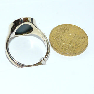 handgearbeitetes Einzelstück, Vintage-Unikatring, klassischer Herrenring, Siegelring aus massivem 585 Gold mit einer grün-roten, ovalen, schön gemaserten, eher selten verarbeiteten Heliotrop-Platte, darin vertieft eingearbeitet eine Wappengravur, poliert, um 1950, Ringweite 58 -	Handgefertigtes Unikat! Nur im Onlineshop von Juwelier & Goldschmiede Danilo!