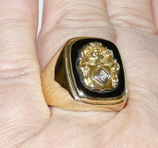 Einzelstück, Vintage-Wappenring, Onyx-Ring, klassischer Herrenring, Siegelring aus 585 Gold, innen geschlossen, 1 Diamant in einer quadratischen Fassung, poliert, auf der antikovalen Onyx-Platte wurde das Wappen mit dem Diamant aufgesetzt, um 1960, Ringweite 63,5 -	Einzelstücke nur erhältlich bei www.danilogold-shop.de