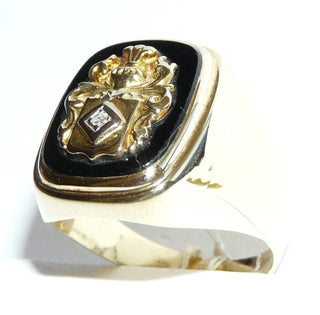 Einzelstück, Vintage-Wappenring, Onyx-Ring, klassischer Herrenring, Siegelring aus 585 Gold, innen geschlossen, 1 Diamant in einer quadratischen Fassung, poliert, auf der antikovalen Onyx-Platte wurde das Wappen mit dem Diamant aufgesetzt, um 1960, Ringweite 63,5 -	Einzelstücke nur erhältlich bei www.danilogold-shop.de