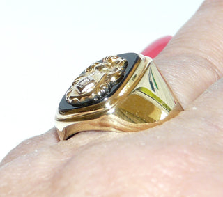 Einzelstück, Vintage-Wappenring, Onyx-Ring, klassischer Herrenring, Siegelring aus 585 Gold, innen geschlossen, 1 Diamant in einer quadratischen Fassung, poliert, auf der antikovalen Onyx-Platte wurde das Wappen mit dem Diamant aufgesetzt, um 1960, Ringweite 63,5 -	Einzelstücke nur erhältlich bei www.danilogold-shop.de