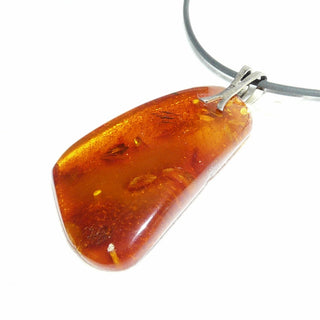 Einzelstück aus opakem, baltischen Bernstein, Vintage-Bernstein-Anhänger, großes, flaches, langgezogenes Dreieck mit abgerundeten Ecken, in dunklem Cognac-orange, gespaltene Schlaufe aus Silber, schöne Einschlüsse, Rückseite nur fein anpoliert, um 1960 - Einzelstücke nur erhältlich bei www.danilogold-shop.de
