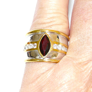 Vintage-Einzelstück, breiter bicolor Granatring, auch als Herrenring für den kleinen Finger geeignet, aus massiv 750 Gold mit einem feurig dunkelroten Navette-Granat in Zargenfassung & 8 Zirkonia in Tunnelfassung, Ringweite 54, um 1980 - Goldschmiede Danilo