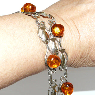 Vintage-Einzelstück, breites Bernsteinarmband aus 835 Silber mit transparenten, honigfarbenen Nuggets mit Sonnenflöckchen auf Schalen, 20cm lang, diagonal je 3 Fische dazwischen aufgelötet, 2-er Hakenverschluß, DDR VEB Fischland-Schmuck um 1960 - Goldschmiede Danilo