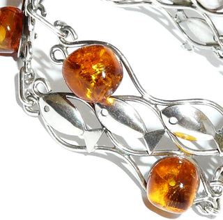 Vintage-Einzelstück, breites Bernsteinarmband aus 835 Silber mit transparenten, honigfarbenen Nuggets mit Sonnenflöckchen auf Schalen, 20cm lang, diagonal je 3 Fische dazwischen aufgelötet, 2-er Hakenverschluß, DDR VEB Fischland-Schmuck um 1960 - Goldschmiede Danilo