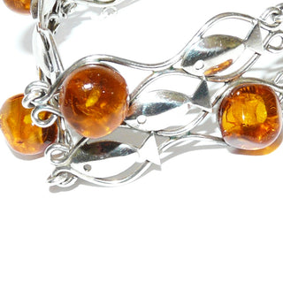 Vintage-Einzelstück, breites Bernsteinarmband aus 835 Silber mit transparenten, honigfarbenen Nuggets mit Sonnenflöckchen auf Schalen, 20cm lang, diagonal je 3 Fische dazwischen aufgelötet, 2-er Hakenverschluß, DDR VEB Fischland-Schmuck um 1960 - Goldschmiede Danilo