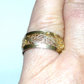Vintage Einzelstück, filigraner Silberring zart vergoldet/berieben, gleichlaufendes Band mit geschwungenem Blattmuster, wirkt wie feine Spitze in Metall verewigt, Ringweite 55,5, um 1970 - Goldschmiede Danilo