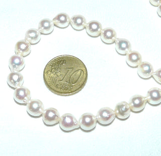 Einzelstück, japanische Vintage-Akoja-Perlenkette, leicht rosé, ungeknotet, baroque-tropfig gerfomt, sehr schönes Lüster, Gesamtlänge 42 cm, 7-7,5 mm Durchmesser, sich selbst schließendes Magnetschloß Doublé, um 1970 -	Vintage-Schmuck nur im Onlineshop von danilogold!