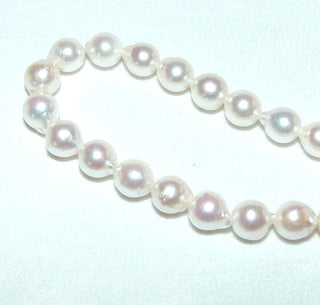 Einzelstück, japanische Vintage-Akoja-Perlenkette, leicht rosé, ungeknotet, baroque-tropfig gerfomt, sehr schönes Lüster, Gesamtlänge 42 cm, 7-7,5 mm Durchmesser, sich selbst schließendes Magnetschloß Doublé, um 1970 -	Vintage-Schmuck nur im Onlineshop von danilogold!