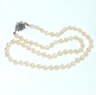 Einzelstück, Vintage-Akoja-Perlenkette, cremefarben, geknotet, leicht baroque, schöner Glanz, Gesamtlänge 49,5 cm, 6-6,5 mm Durchmesser, Blüten-Verschluß aus 835 Silber mit 3 facettierten Saphiren, um 1950 - Vintage-Schmuck nur im Onlineshop von danilogold!