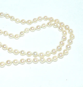 Einzelstück, Vintage-Akoja-Perlenkette, cremefarben, geknotet, leicht baroque, schöner Glanz, Gesamtlänge 49,5 cm, 6-6,5 mm Durchmesser, Blüten-Verschluß aus 835 Silber mit 3 facettierten Saphiren, um 1950 - Vintage-Schmuck nur im Onlineshop von danilogold!