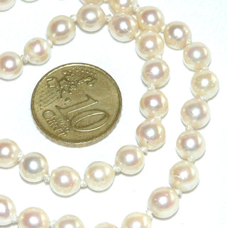 Einzelstück, Vintage-Akoja-Perlenkette, cremefarben, geknotet, leicht baroque, schöner Glanz, Gesamtlänge 49,5 cm, 6-6,5 mm Durchmesser, Blüten-Verschluß aus 835 Silber mit 3 facettierten Saphiren, um 1950 - Vintage-Schmuck nur im Onlineshop von danilogold!