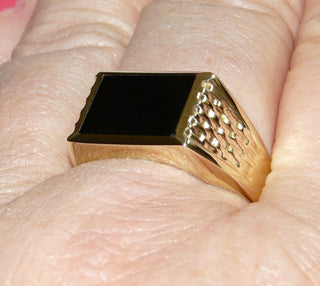 Einzelstück, Vintage, klassischer Herrenring, Siegelring aus 333 Gelbgold, poliert, mit einer rechteckigen Onyx-Platte und einem backsteinartigen Muster auf den Seitenflächen, um 1980, Ringweite 68,5 - Vintage-Schmuck nur im Onlineshop von danilogold!