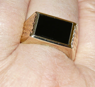Einzelstück, Vintage, klassischer Herrenring, Siegelring aus 333 Gelbgold, poliert, mit einer rechteckigen Onyx-Platte und einem backsteinartigen Muster auf den Seitenflächen, um 1980, Ringweite 68,5 - Vintage-Schmuck nur im Onlineshop von danilogold!