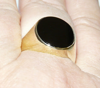 Einzelstück, Vintage, klassischer Herrenring, schlichter Siegelring aus 585 Gelbgold, poliert mit einer leicht ovalen Onyx-Platte, um 1970, Ringweite 66 -	Vintage-Schmuck nur im Onlineshop von danilogold!