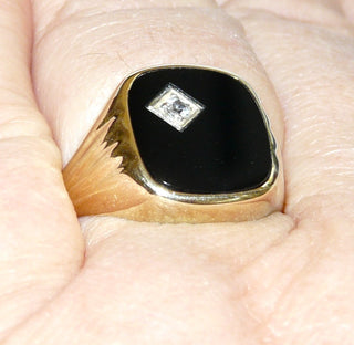 Einzelstück, Vintage Onyx-Ring, klassischer Herrenring, Siegelring aus 333 Gelbgold, poliert, Seitenflächen durch Rillen gemustert, antikovale Onyx-Platte eingefaßt, eine farblose Diamant-Replik ist asymmetrisch in die Platte in einem Quadrat eingelassen, um 1970, Ringweite 59,5 - Vintage-Schmuck nur im Onlineshop von danilogold!
