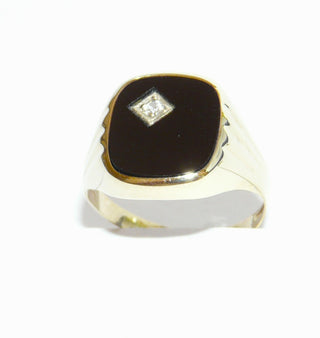 Einzelstück, Vintage Onyx-Ring, klassischer Herrenring, Siegelring aus 333 Gelbgold, poliert, Seitenflächen durch Rillen gemustert, antikovale Onyx-Platte eingefaßt, eine farblose Diamant-Replik ist asymmetrisch in die Platte in einem Quadrat eingelassen, um 1970, Ringweite 59,5 - Vintage-Schmuck nur im Onlineshop von danilogold!
