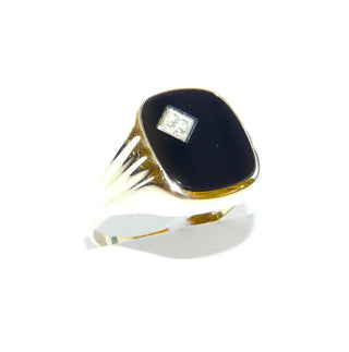 Einzelstück, Vintage Onyx-Ring, klassischer Herrenring, Siegelring aus 333 Gelbgold, poliert, Seitenflächen durch Rillen gemustert, antikovale Onyx-Platte eingefaßt, eine farblose Diamant-Replik ist asymmetrisch in die Platte in einem Quadrat eingelassen, um 1970, Ringweite 59,5 - Vintage-Schmuck nur im Onlineshop von danilogold!

