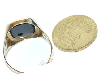 Einzelstück, Vintage Onyx-Ring, klassischer Herrenring, Siegelring aus 333 Gelbgold, poliert, Seitenflächen durch Rillen gemustert, antikovale Onyx-Platte eingefaßt, eine farblose Diamant-Replik ist asymmetrisch in die Platte in einem Quadrat eingelassen, um 1970, Ringweite 59,5 - Vintage-Schmuck nur im Onlineshop von danilogold!
