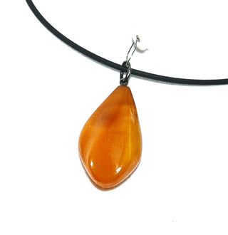 handgeschliffenes Einzelstück, Vintage-Bernstein-Anhänger, kleiner, länglicher Tropfen, honigfarben, helles Cognac-orange + gelb-milchige Einschlüsse, Schlaufe aus Silber, opak, leicht gekehlt und gerieft, beidseitig verlaufende Farbschattierungen und Kehlen, um 1950 - Unikate und Pretiosen nur erhältlich im Onlineshop der Goldschmiede Danilo!