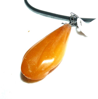 handgeschliffenes Einzelstück, Vintage-Bernstein-Anhänger, kleiner, länglicher Tropfen, honigfarben, helles Cognac-orange + gelb-milchige Einschlüsse, Schlaufe aus Silber, opak, leicht gekehlt und gerieft, beidseitig verlaufende Farbschattierungen und Kehlen, um 1950 - Unikate und Pretiosen nur erhältlich im Onlineshop der Goldschmiede Danilo!