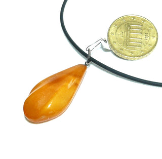 handgeschliffenes Einzelstück, Vintage-Bernstein-Anhänger, kleiner, länglicher Tropfen, honigfarben, helles Cognac-orange + gelb-milchige Einschlüsse, Schlaufe aus Silber, opak, leicht gekehlt und gerieft, beidseitig verlaufende Farbschattierungen und Kehlen, um 1950 - Unikate und Pretiosen nur erhältlich im Onlineshop der Goldschmiede Danilo!