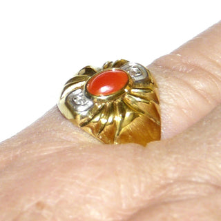 Vintage-Einzelstück, opulenter Korallenring aus 333 Gold mit einem ovalen Cabochon 6mm x 4m, Mittelmeer hellrot, Zargenfassung, 2 Achtkant-Diamanten, Ringweite 56, um 1975-85 - Goldschmiede Danilo