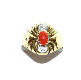 Vintage-Einzelstück, opulenter Korallenring aus 333 Gold mit einem ovalen Cabochon 6mm x 4m, Mittelmeer hellrot, Zargenfassung, 2 Achtkant-Diamanten, Ringweite 56, um 1975-85 - Goldschmiede Danilo