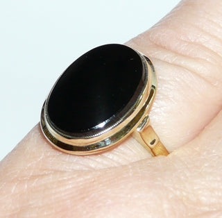 Einzelstück, Vintage Onyx-Ring, klassischer Herrenring, ovaler Siegelring aus 333 Gelbgold, poliert, ovale flache Onyx-Platte mit einem goldenen Rahmen umrandet, Fingerauflage mit Durchbrüchen fein ausgearbeitet, schmale Ringschiene,  um 1950, Ringweite 54 -	Nur erhältlich bei www.danilogold-shop.de