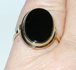 Einzelstück, Vintage Onyx-Ring, klassischer Herrenring, ovaler Siegelring aus 333 Gelbgold, poliert, ovale flache Onyx-Platte mit einem goldenen Rahmen umrandet, Fingerauflage mit Durchbrüchen fein ausgearbeitet, schmale Ringschiene,  um 1950, Ringweite 54 -	Nur erhältlich bei www.danilogold-shop.de