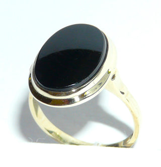Einzelstück, Vintage Onyx-Ring, klassischer Herrenring, ovaler Siegelring aus 333 Gelbgold, poliert, ovale flache Onyx-Platte mit einem goldenen Rahmen umrandet, Fingerauflage mit Durchbrüchen fein ausgearbeitet, schmale Ringschiene,  um 1950, Ringweite 54 -	Nur erhältlich bei www.danilogold-shop.de