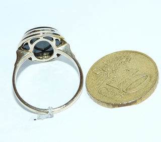 Einzelstück, Vintage Onyx-Ring, klassischer Herrenring, ovaler Siegelring aus 333 Gelbgold, poliert, ovale flache Onyx-Platte mit einem goldenen Rahmen umrandet, Fingerauflage mit Durchbrüchen fein ausgearbeitet, schmale Ringschiene,  um 1950, Ringweite 54 -	Nur erhältlich bei www.danilogold-shop.de
