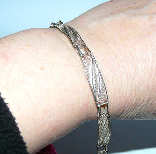schmales Einzelstück, Art Deco Filigran-Armband, Glieder-Armband bestehend aus 6 filigranen, rechteckigen Elementen in strengen, floralen Design aus Silber, 18 cm lang, poliert, um 1920, Federring -	Vintage-Schmuck nur im Onlineshop von danilogold!