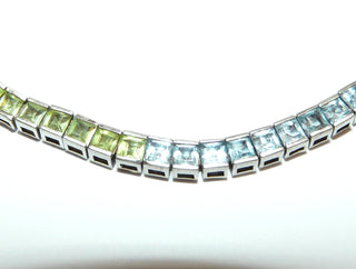 Einzelstück, multicolor Tennisarmband, Vintage-Armband aus 925 Silber mit 61 quadratischen, facettierten Edelsteinen, Amethyst, Citrin, Granat, Blautopas + Olivin, Länge 20,5 cm, verdeckt eingearbeiteter, sicherer Verschluß, um 1980 -	Vintage-Schmuck nur im Onlineshop von danilogold!