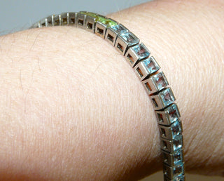 Einzelstück, multicolor Tennisarmband, Vintage-Armband aus 925 Silber mit 61 quadratischen, facettierten Edelsteinen, Amethyst, Citrin, Granat, Blautopas + Olivin, Länge 20,5 cm, verdeckt eingearbeiteter, sicherer Verschluß, um 1980 -	Vintage-Schmuck nur im Onlineshop von danilogold!