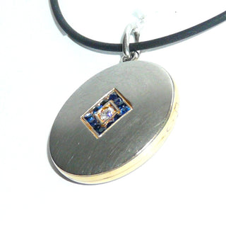 handgefertigtes Unikat, zweifarbiges Einzelstück, runder Medaillon-Anhänger für zwei Fotos aus 750 Gold + mit je einer seidenmatten Decke aus Platin auf der Vorder- + Rückseite, 1 Brillant von 0,08 Karat in der Mitte, sowie 0,37 Karat Saphire im Quadrat drumherum eingefaßt -	Handgefertigtes Unikat! Nur im Onlineshop von Juwelier & Goldschmiede Danilo!