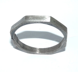 Einzelstück, achteckiger Armreif, Armspange aus 925 Silber in den Tiefen geschwärzt, Ober- + Seitenflächen graviert + seidenmatt, Kastenschloß + Sicherheitskette, innen rund, 0,9 cm breit, Innenumfang 18,5 cm -	Nur erhältlich im Onlineshop von Juwelier & Goldschmiede Danilo!