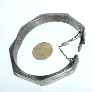 Einzelstück, achteckiger Armreif, Armspange aus 925 Silber in den Tiefen geschwärzt, Ober- + Seitenflächen graviert + seidenmatt, Kastenschloß + Sicherheitskette, innen rund, 0,9 cm breit, Innenumfang 18,5 cm -	Nur erhältlich im Onlineshop von Juwelier & Goldschmiede Danilo!