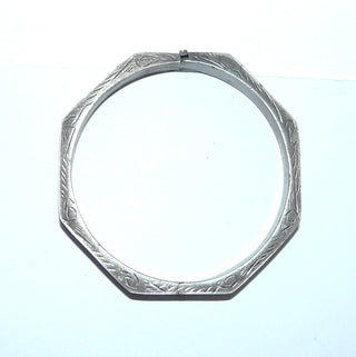 Einzelstück, achteckiger Armreif, Armspange aus 925 Silber in den Tiefen geschwärzt, Ober- + Seitenflächen graviert + seidenmatt, Kastenschloß + Sicherheitskette, innen rund, 0,9 cm breit, Innenumfang 18,5 cm -	Nur erhältlich im Onlineshop von Juwelier & Goldschmiede Danilo!