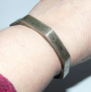 Einzelstück, achteckiger Armreif, Armspange aus 925 Silber in den Tiefen geschwärzt, Ober- + Seitenflächen graviert + seidenmatt, Kastenschloß + Sicherheitskette, innen rund, 0,9 cm breit, Innenumfang 18,5 cm -	Nur erhältlich im Onlineshop von Juwelier & Goldschmiede Danilo!