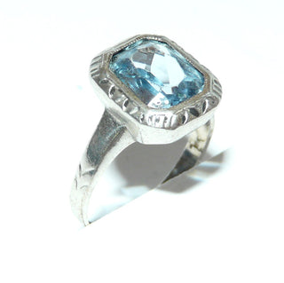 achteckiges Einzelstück, Vintage Silberring aus 800 Silber poliert, mit einer hellblauen, funkelnd facettierten Aquamarin-Replik im 8-Eck-Schliff / berieben, in Zargenfassung mit Millesgriffes-Rand und Dreieck-Gravuren, Ringweite 56, Art Deco Firma Gebrüder Stoll Schwäbisch Gmünd um 1930 - Goldschmiede Danilo
