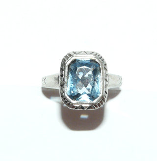 achteckiges Einzelstück, Vintage Silberring aus 800 Silber poliert, mit einer hellblauen, funkelnd facettierten Aquamarin-Replik im 8-Eck-Schliff / berieben, in Zargenfassung mit Millesgriffes-Rand und Dreieck-Gravuren, Ringweite 56, Art Deco Firma Gebrüder Stoll Schwäbisch Gmünd um 1930 - Goldschmiede Danilo