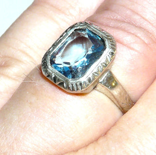 achteckiges Einzelstück, Vintage Silberring aus 800 Silber poliert, mit einer hellblauen, funkelnd facettierten Aquamarin-Replik im 8-Eck-Schliff / berieben, in Zargenfassung mit Millesgriffes-Rand und Dreieck-Gravuren, Ringweite 56, Art Deco Firma Gebrüder Stoll Schwäbisch Gmünd um 1930 - Goldschmiede Danilo